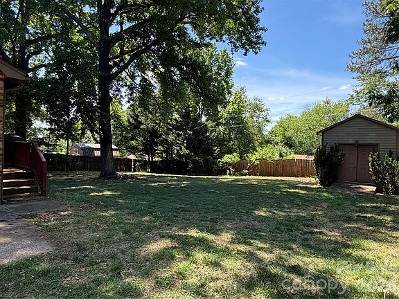 3rd image of 127 Sequoia Dr