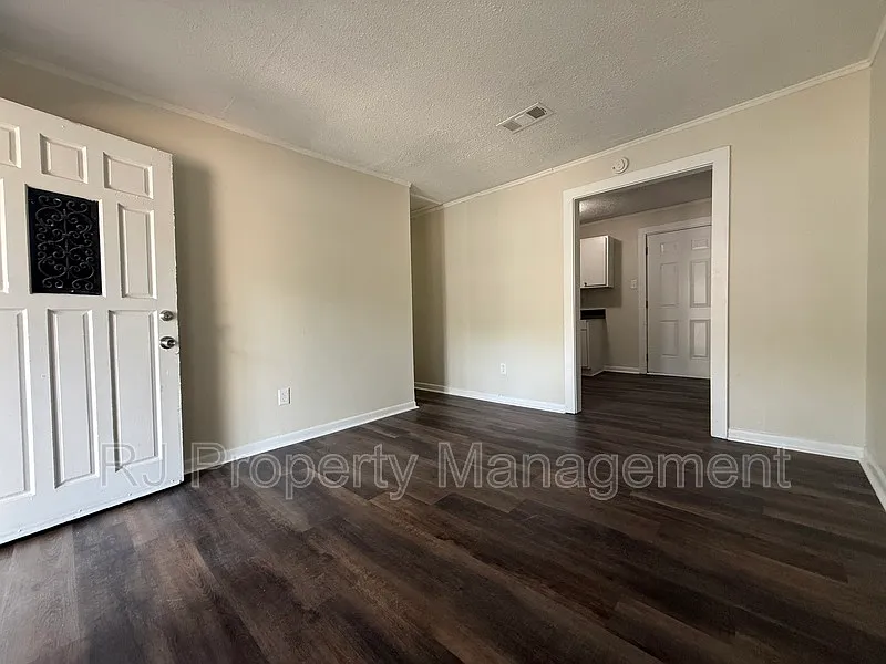 3 bed, 1.0 bath, 739 sqft, $1,095 — Photo 3