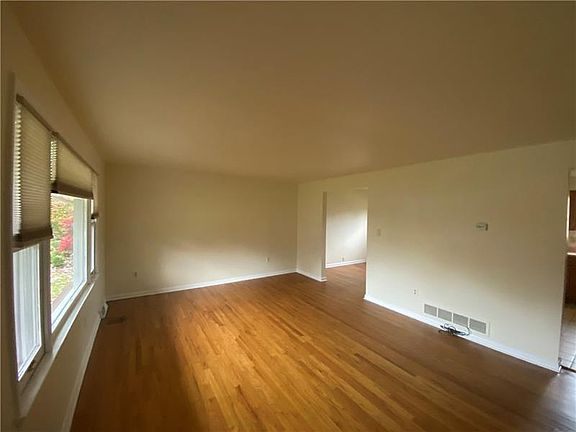 4th image of 3 Redgrave Dr