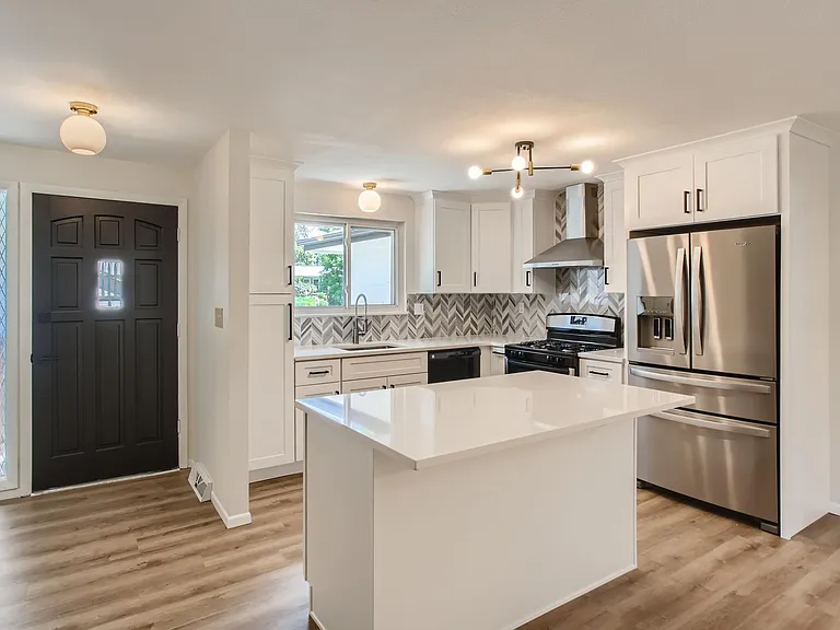 5520 W Lehigh Ave — Photo 1