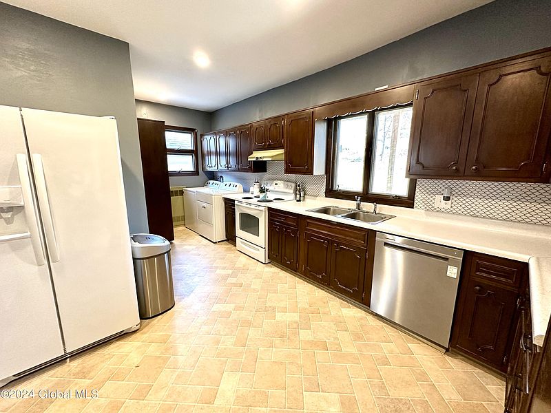 4th image of 8 Eagle Street