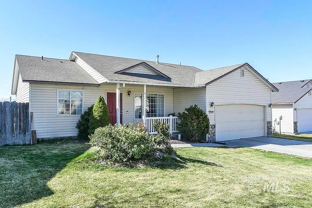 3 bed, 1042 sqft, $1,995 — Photo 1