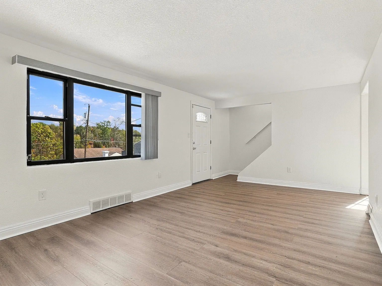 6 bed, 2.5 bath, 2450 sqft, $3,400 — Photo 3