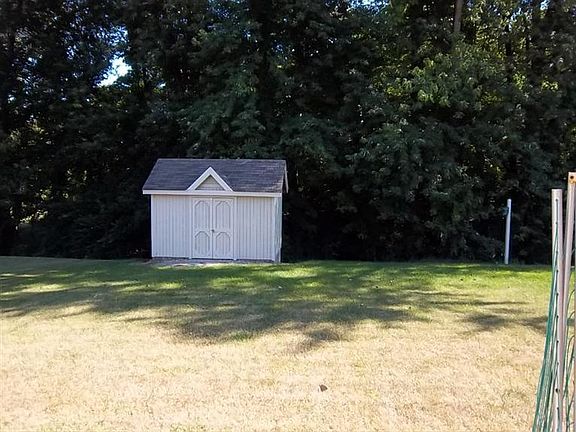 2nd image of 709 Maxwell Ct