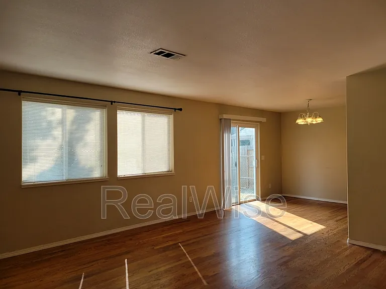 1527 Hamilton Ln — Photo 6