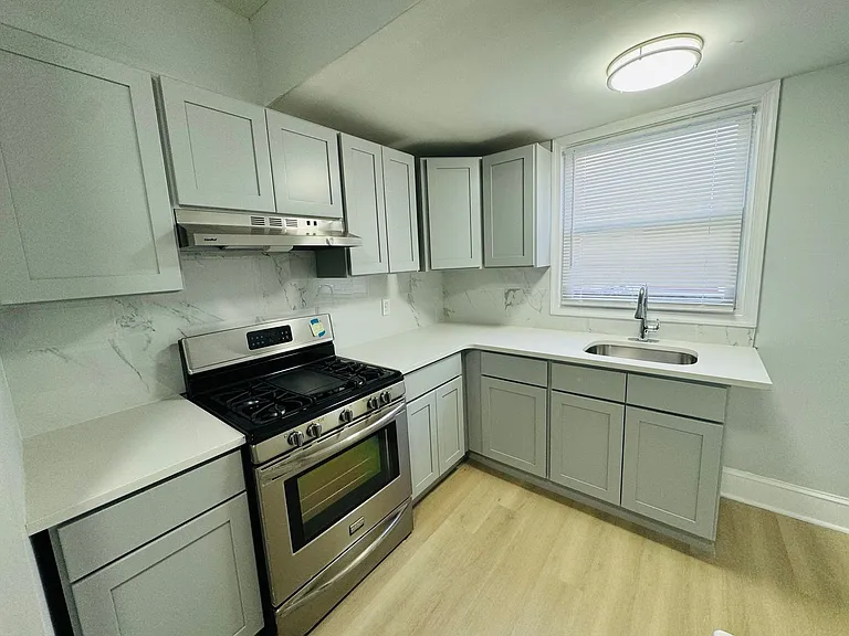 1415 N Hobart St — Photo 9