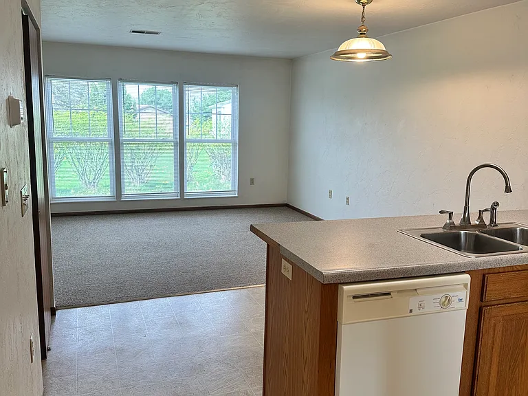 276 Kelly Blvd — Photo 4