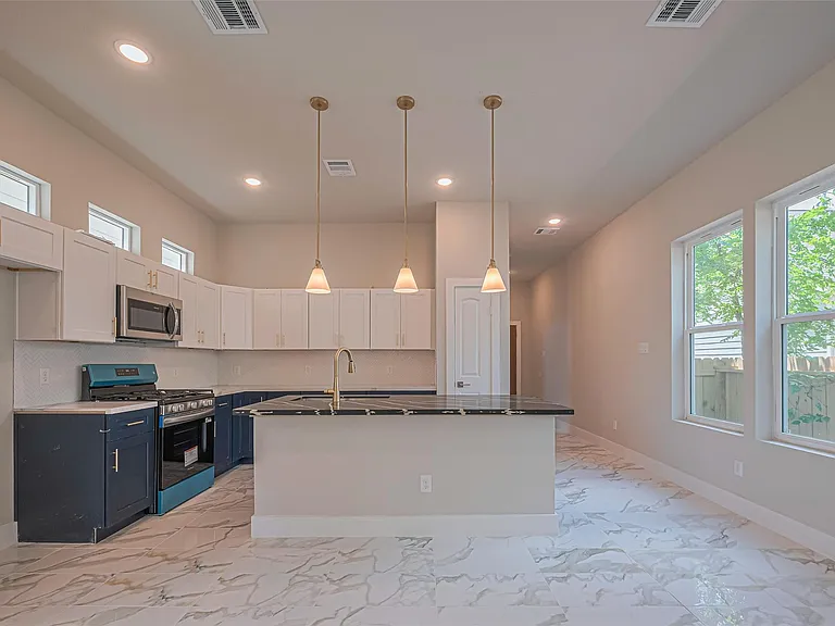 2414 Sam Wilson 1 St — Photo 10