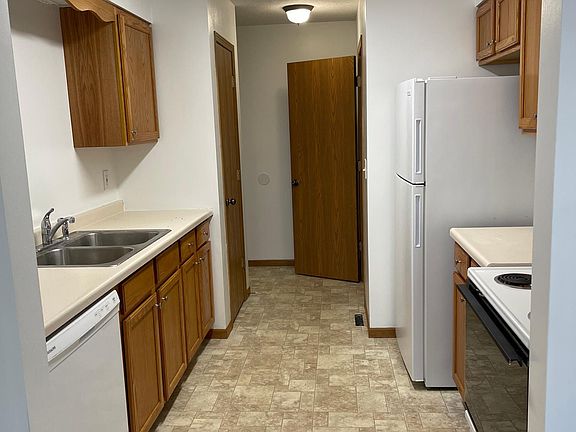 2nd image of 762 Hampton Ct #2