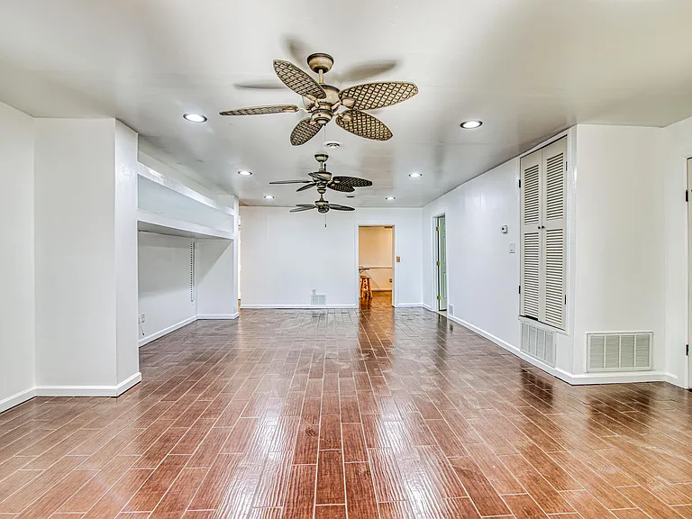 8613 Kingsway Dr — Photo 5