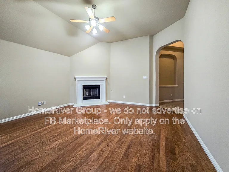 647 E Sandra Ln — Photo 3