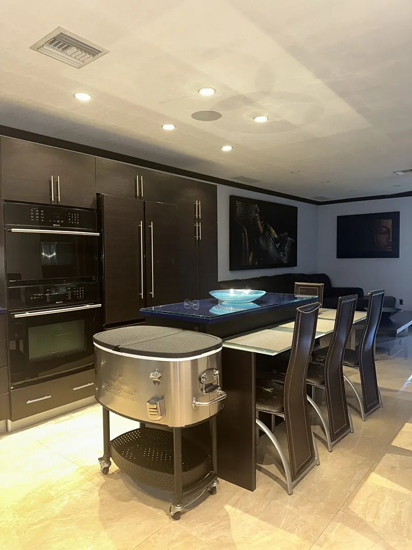Fully Furnished Renovated Townhouse For 6 To 12 Months Rental — Photo 3