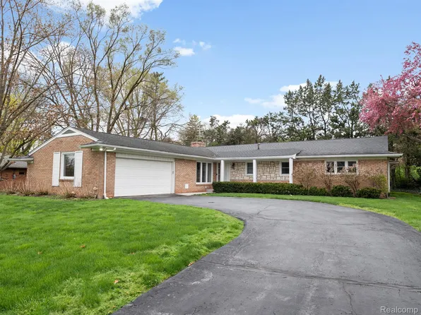 6850 White Pine Dr, Bloomfield Hills, MI 48301