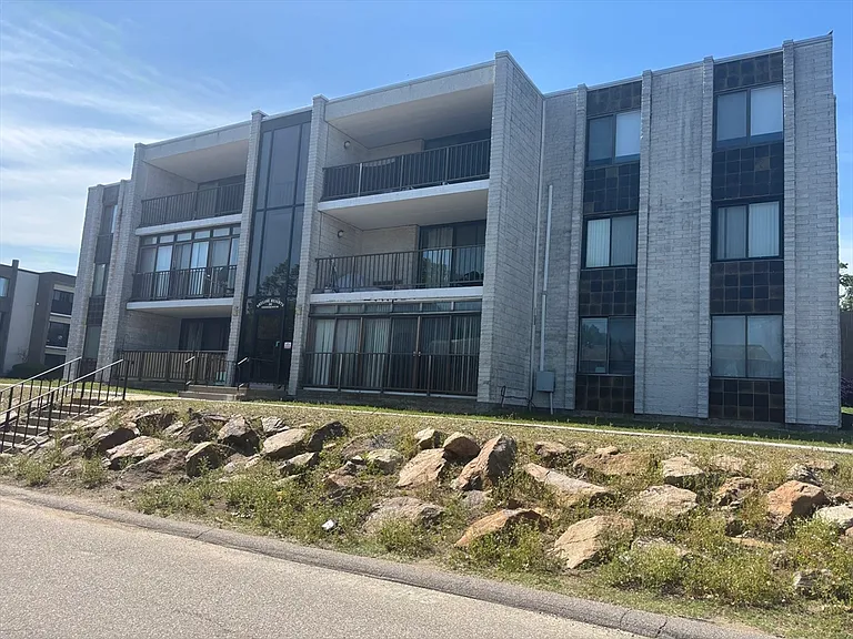30 Skyline Dr #10 — Photo 16