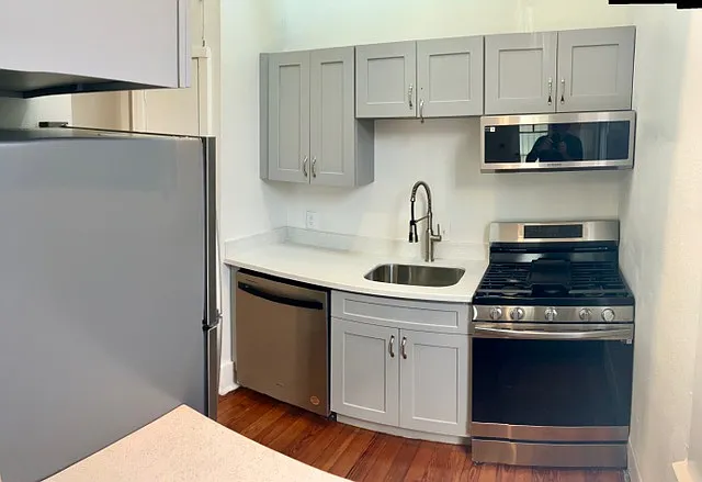 2 bed, 975 sqft, $1,600 — Photo 2