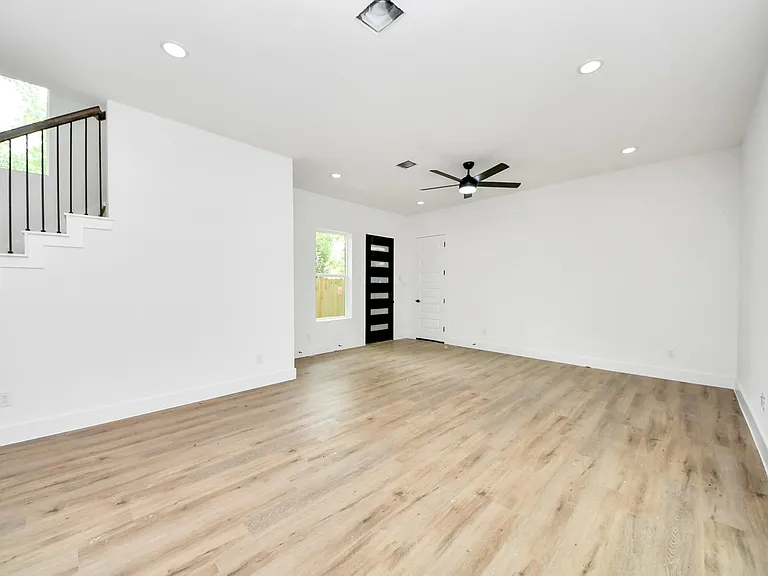 8313 Venus St — Photo 5