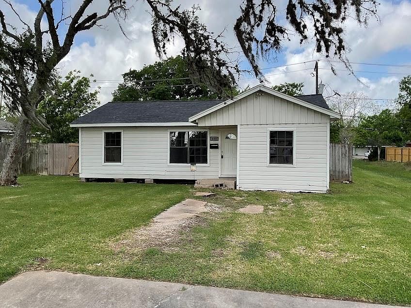 1st image of 135 Huisache St