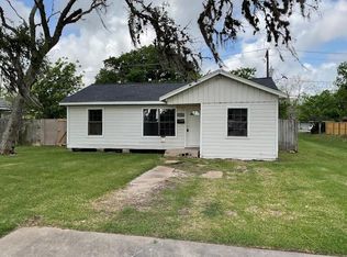 135 Huisache St, Lake Jackson, TX 77566
