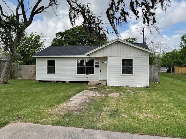 135 Huisache St, Lake Jackson, TX 77566