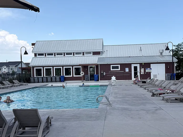 328 E Wren Hill Ln — Photo 16