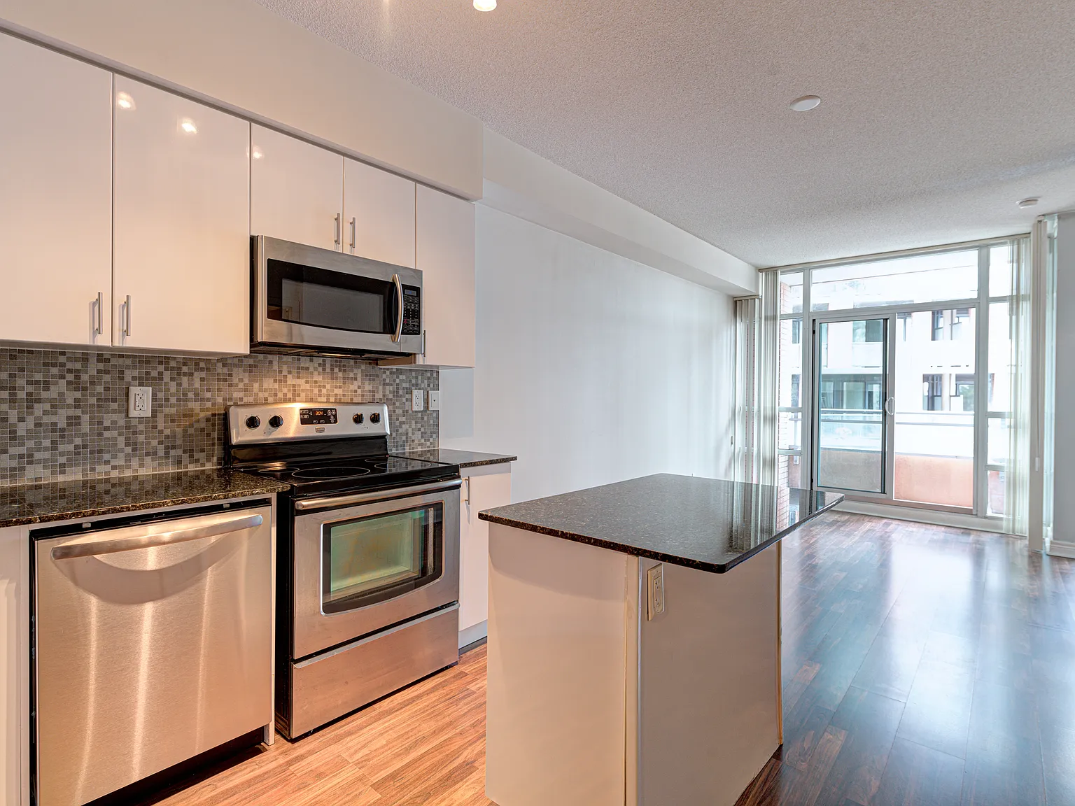 15 Bruyeres Mews Toronto — Photo 2