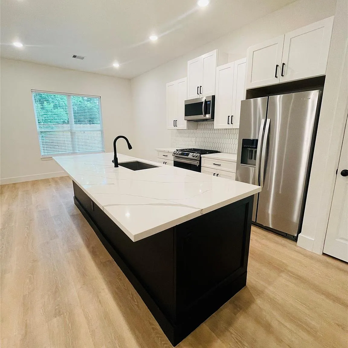 3 bed, 2.5 bath, 1804 sqft, $2,049 — Photo 4