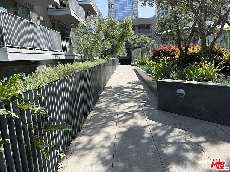 901 S Flower St #613 — Photo 31