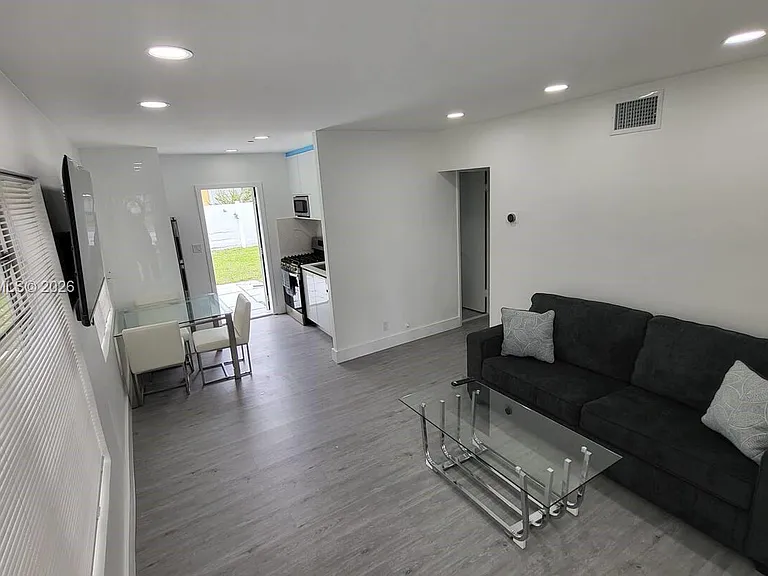 821 NE 6th St #1 — Photo 5