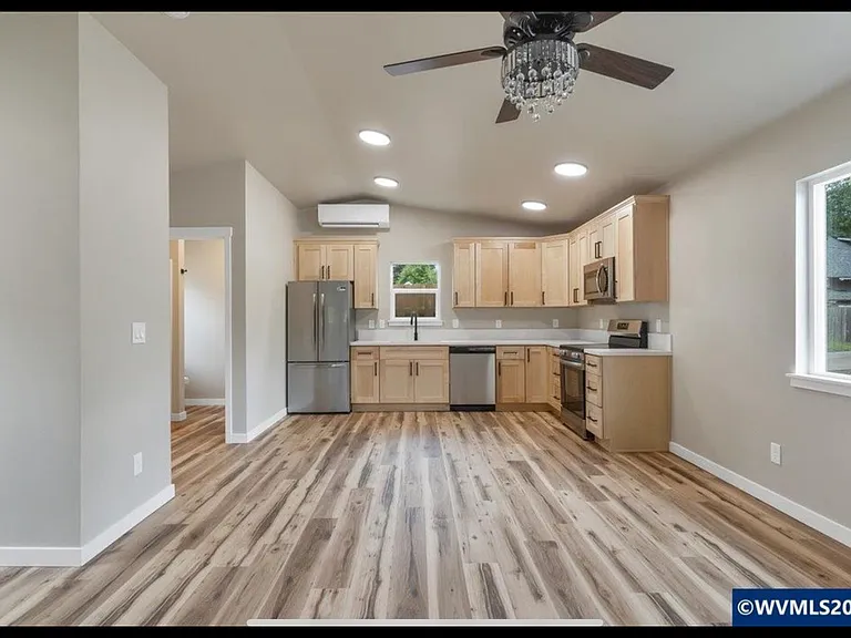 494 17th St SE — Photo 3