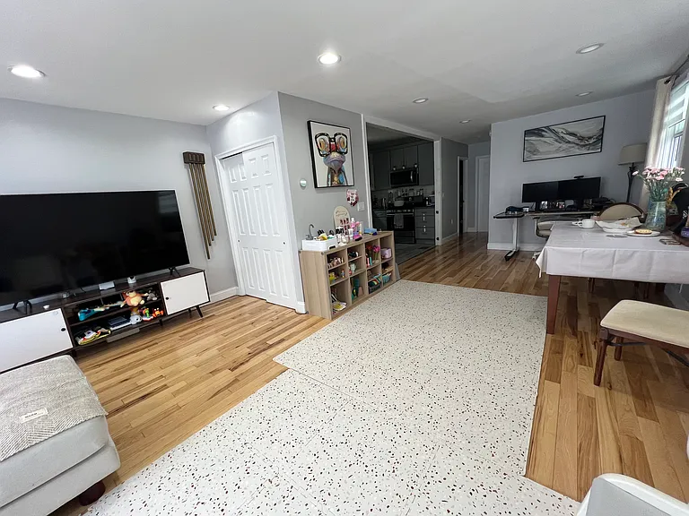 125 W 22nd St #1 — Photo 3