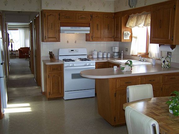 Custom Oak Cabinets in Kitchen