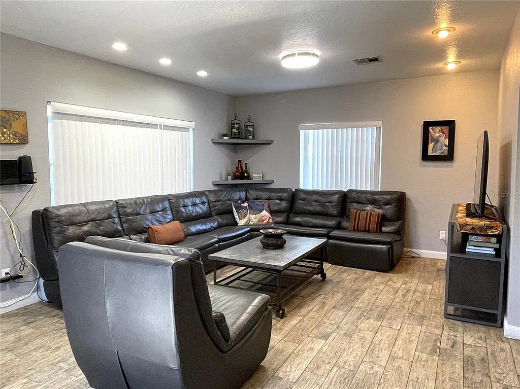 3 bed, 2.0 bath, 1310 sqft, $2,430 — Photo 3