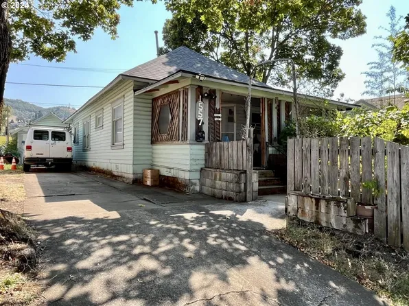 1557 SE Pine St, Roseburg, OR 97470