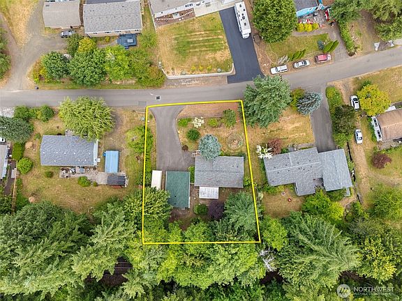 3rd image of 140 SE Fuchsia Avenue
