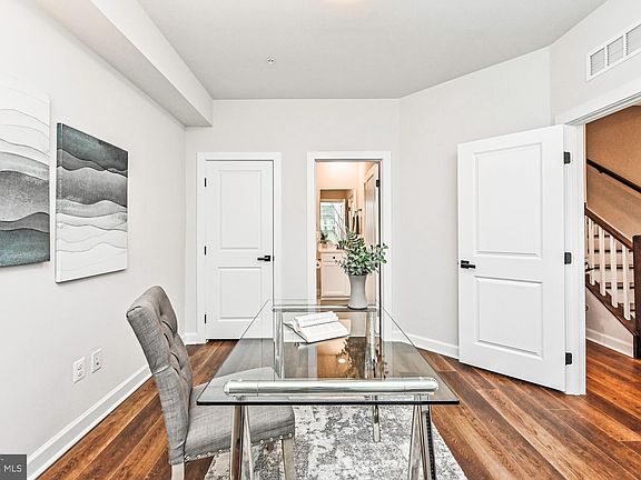 5th image of 211 Market Sq NW