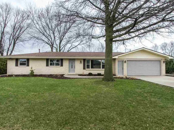 2416 Briarwood Dr, Dubuque, IA 52002