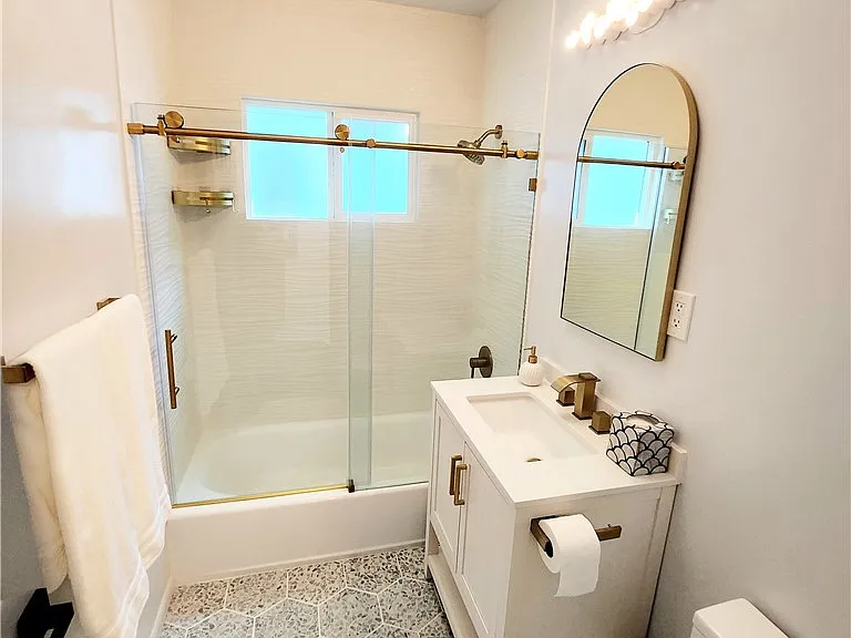 2353 Beach Ave — Photo 18