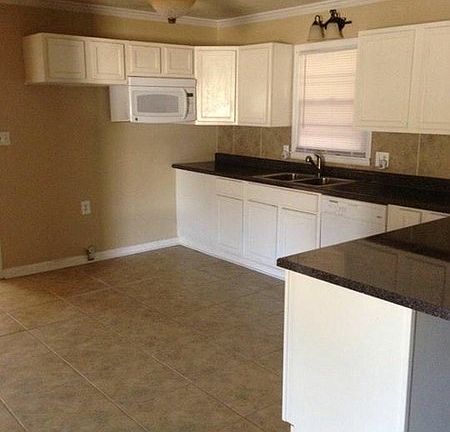 Kitchen : Newly remodeled in 2015