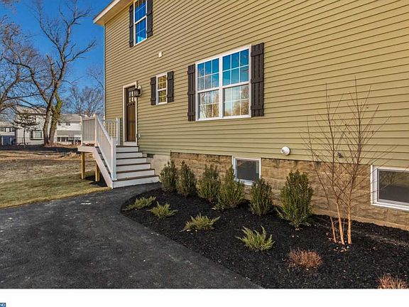 4th image of 242 Dubois Ave