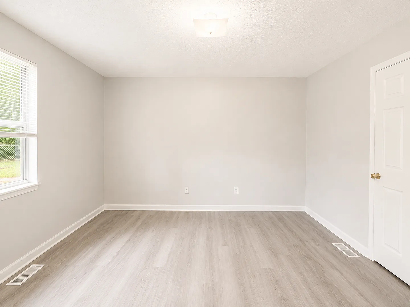 Spacious 4 Bedroom Home | Trash & Lawn Care Included | $1,300/Month — Photo 2