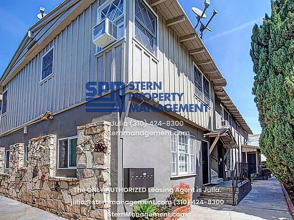 3rd image of 1532 S Bundy Dr APT D