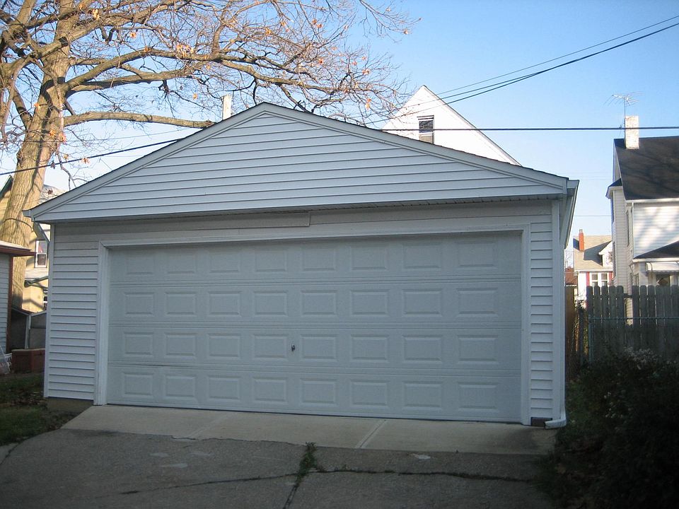 2nd image of 1579 Larchmont Ave