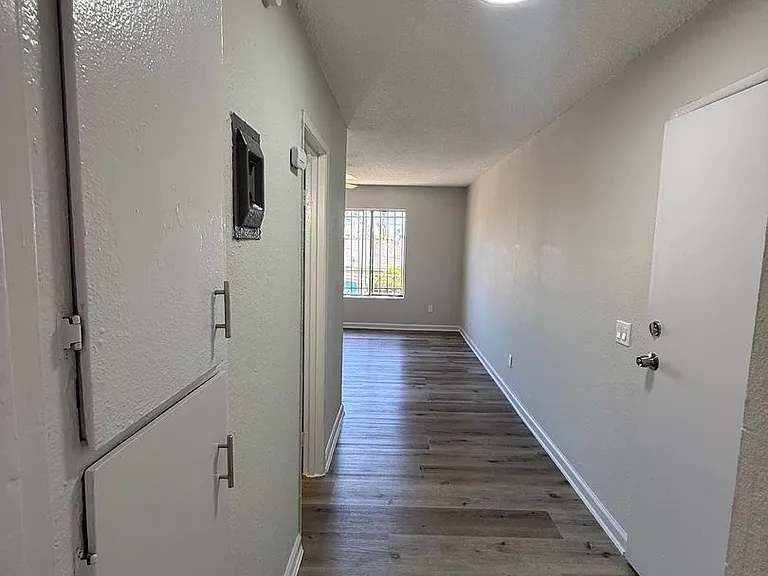 832 W 81st St — Photo 15