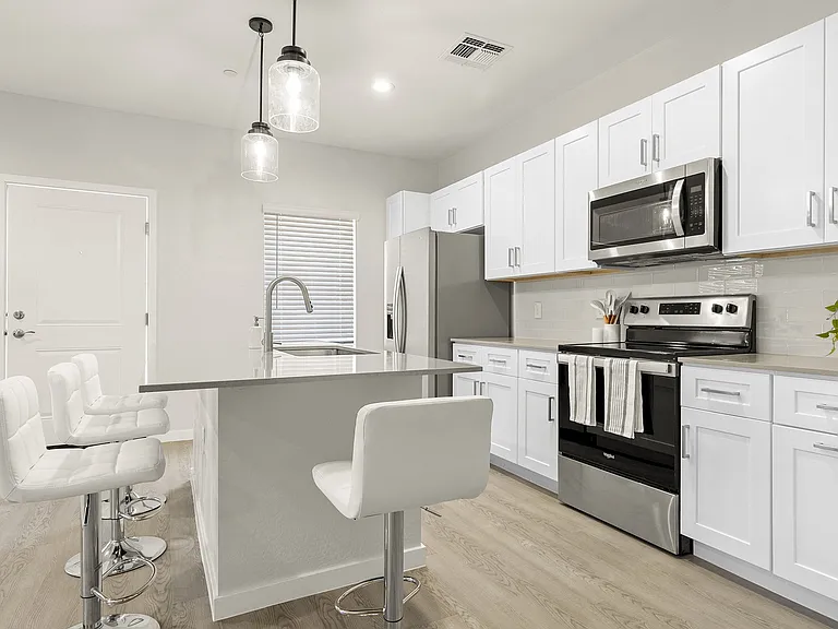 Large kitchen area with center median