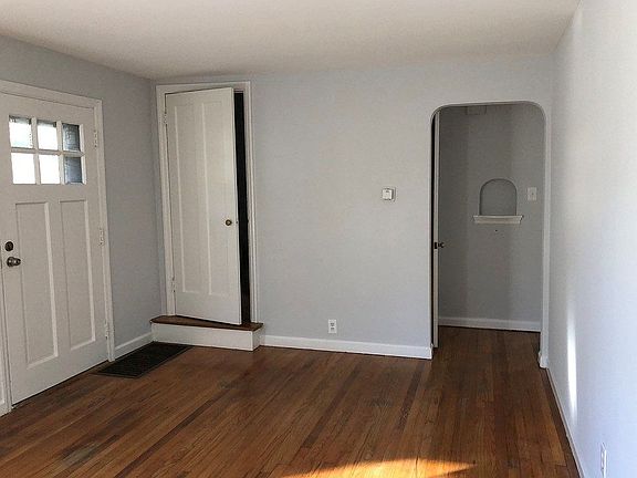 Front Entrance to Liv Rm