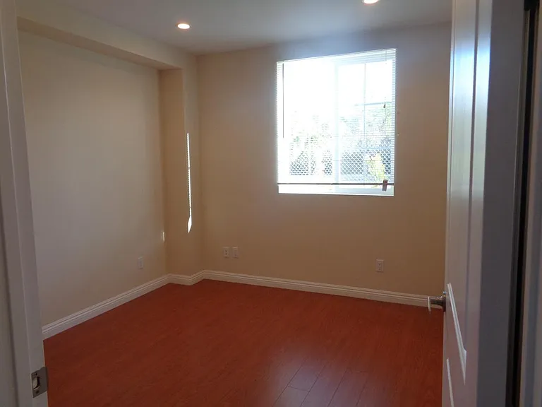 16429 Victory Blvd — Photo 6