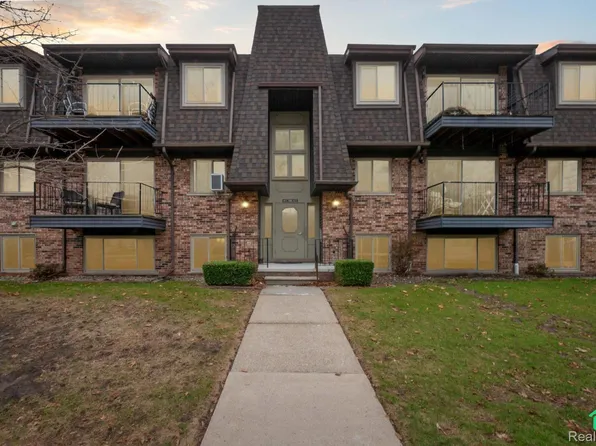 412 Riviera Dr, Saint Clair Shores, MI 48080