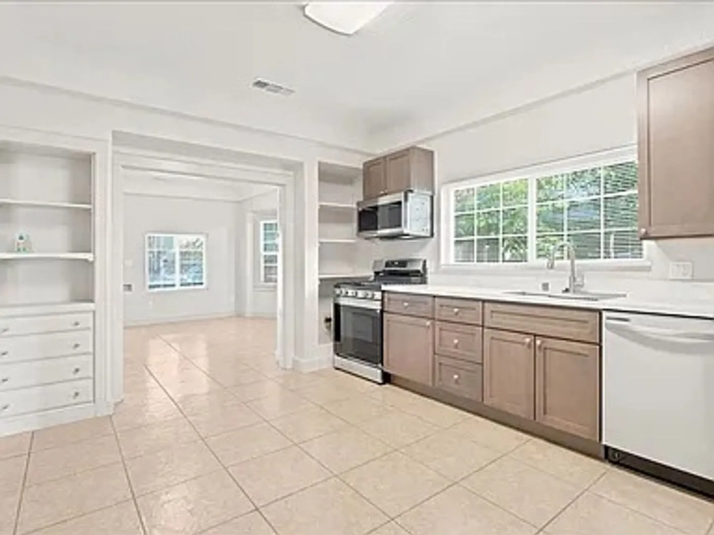 Available Now Remodeled 3-Bedroom Home Near Ucdmc With Ev Charger — Photo 2