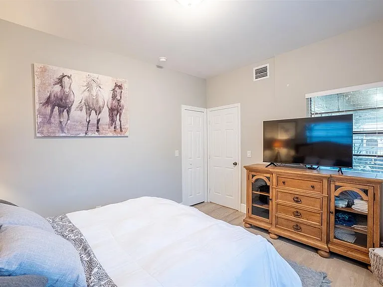 244 Lexington Dr — Photo 8
