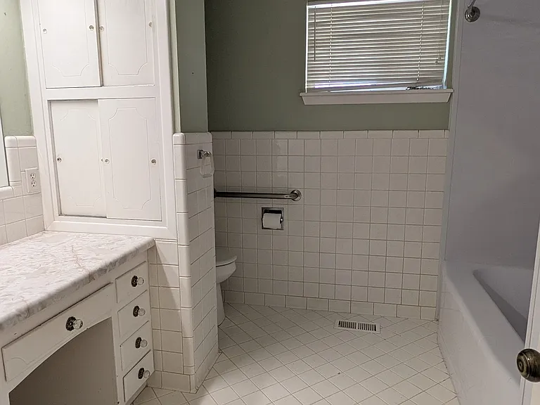 3810 N Rockwell Ave — Photo 4